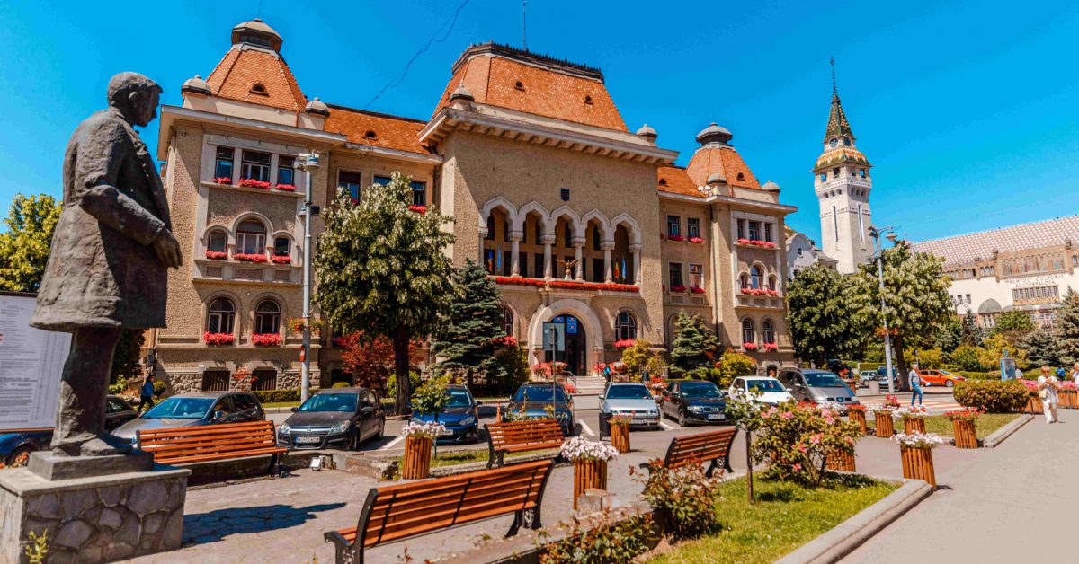 Félévente helyet cserél a Bernády- és a Dandea-szobor Marosvásárhelyen ...